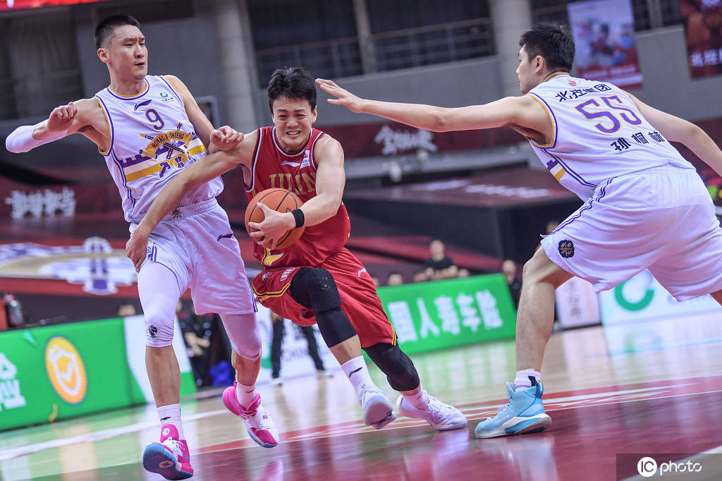 开云官网首页包含集结日阿斯顿维拉手感冰凉：荷甲节点到来，球迷炸锅，身体对抗强度拉满的词条